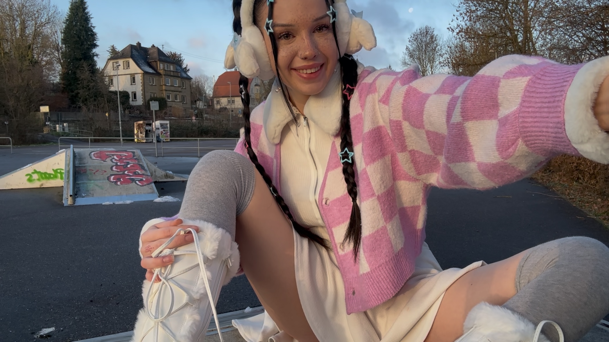 Ich hatte soo Lust mehr Outdoor Erfahrungen zu sammeln, weil mich das letztes mal im Auto so geil gemacht hat. da hab ich mir ein einigermaßen ruhiges Plätzchen gesucht und angefangen es mir zu besorgen, als ich gemerkt habe, dass mich einer beobachtet!! Irgendwie hat mich das voll heiß gemacht und ich hab mich getraut ihn zu mir zu winken, keine Ahnung wo meine Schüchternheit da grad hin ist :D Das war echt ne richtig krasse Erfahrung, aber seht gerne selbst zu