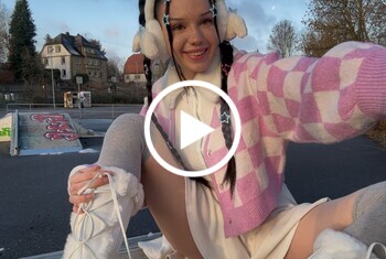 Bin ich ein Dorfluder? Zum 1x vor einem FREMDEN besorgt!! ab 18 Tattoos Piercings Rasiert Schwarzhaarig Frau-Mann Public Natur Fingern Masturbieren Spanner/Voyeur Nahaufnahme Outdoor Gespreitzte Muschi Posing 