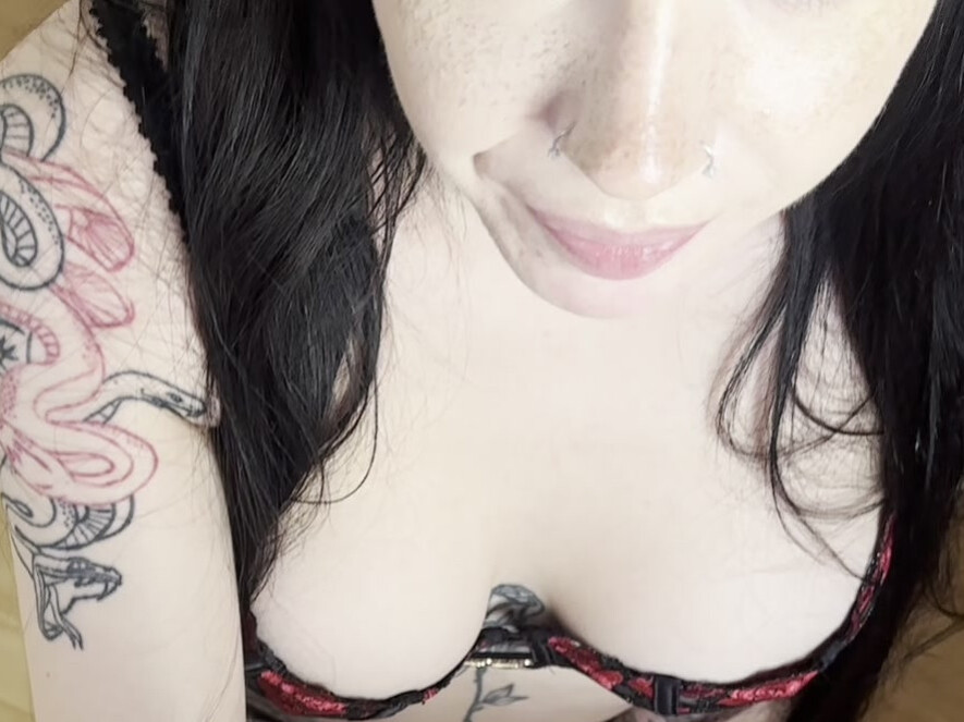 heute hab ich versucht tief zu blasen, meine freundin meine sie kann sehr tief blasen und ich habs noch nie probiert, deswegen hat sie mir ihren freund mal wieder ausgeliehen, dass er es mir beibringt. es war schon voll hart aber irgendwie hat mich das umso geiler gemacht, hätte ich nicht so erwartet. aber sieh am besten selbst zu