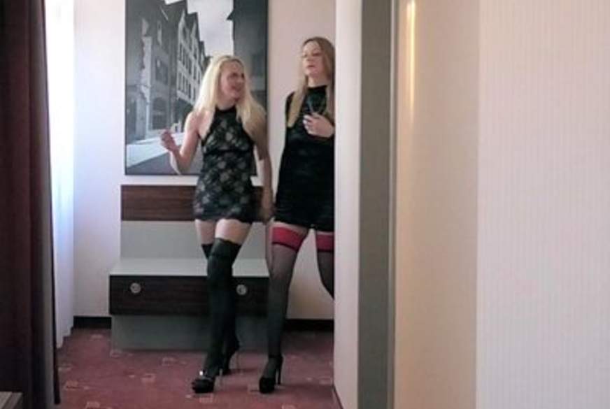 Im Zimmer geirrt?Sein S*****z gehört uns! von LissLonglegs