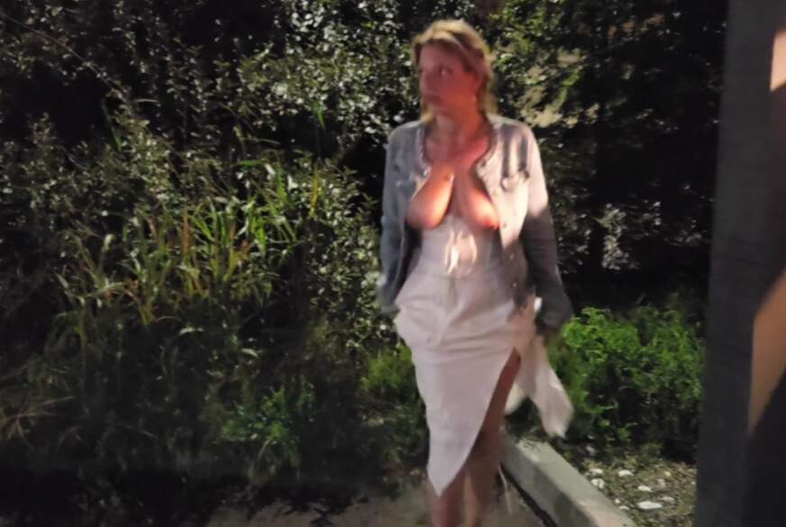 KatherinePiece: Fremder l***t mich am Rasthof gierig und geil