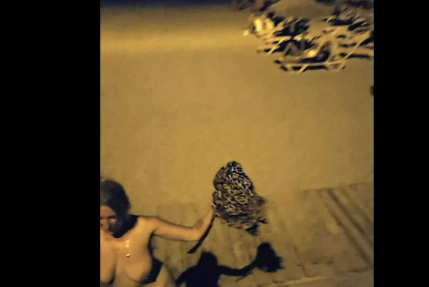 KatherinePiece: Total nackt auf der Strasse-geil die P***y gel***t bekommen