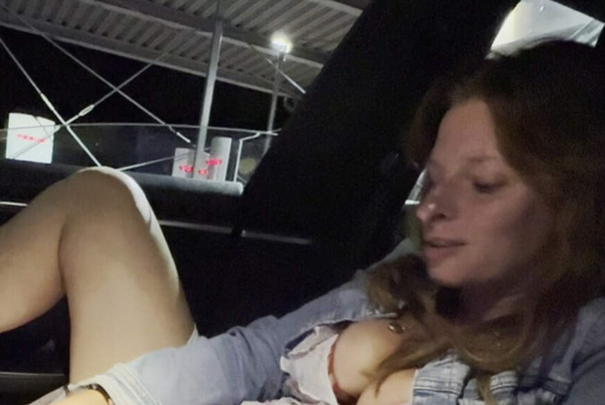 KatherinePiece: Dildof**k Public im Auto!