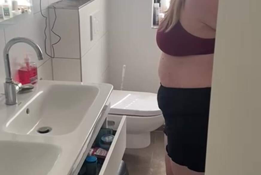 VivianMae: Voyeur im Badezimmer