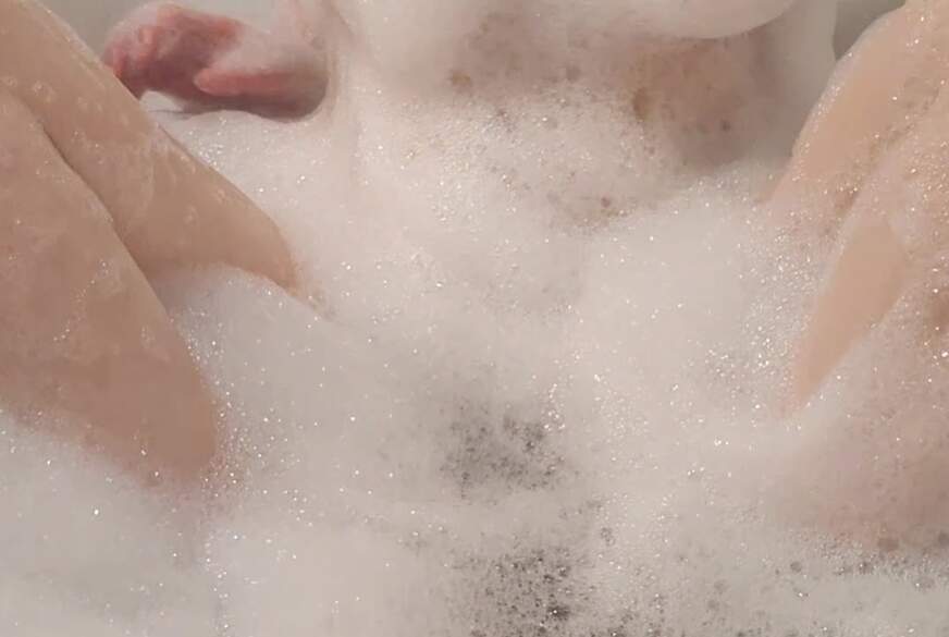 Sophie83: Selbstbefriedigung in der Badewanne