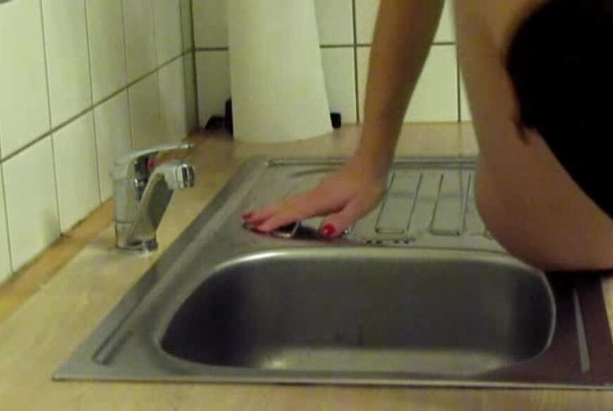 DauergeileEmily: P***e in Opas Spüle