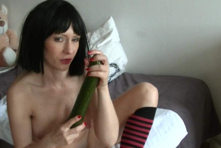 Gurke statt S*****z von DauergeileEmily pic1