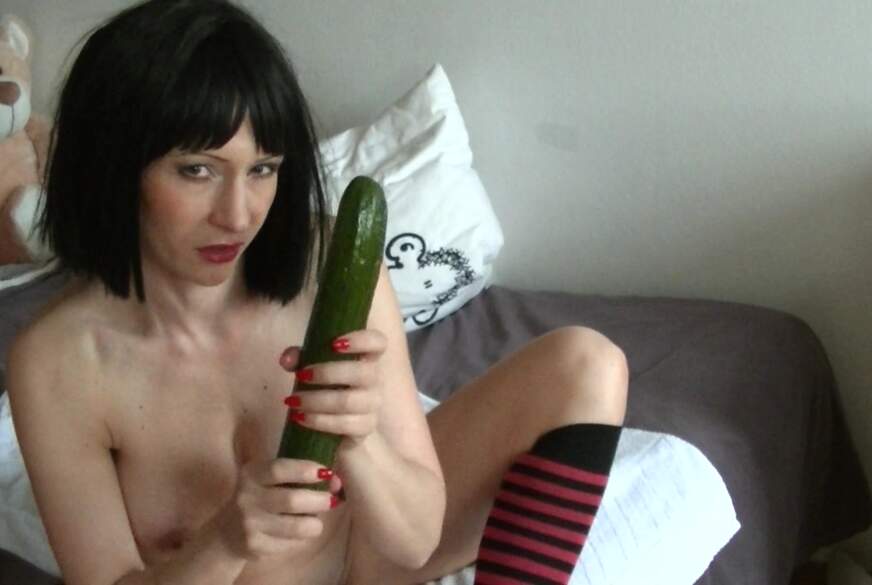 Gurke statt S*****z von DauergeileEmily pic2