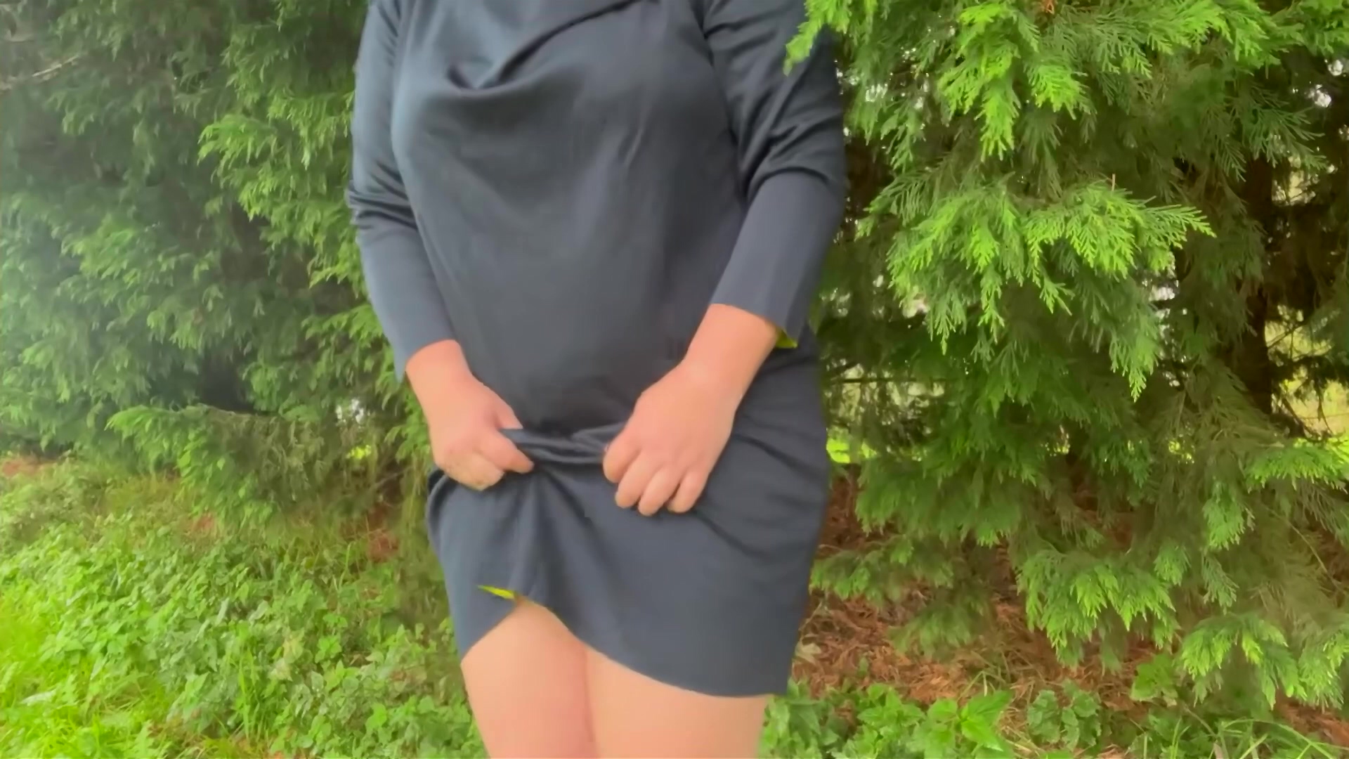 Sauerei!!! Roxy Kann Es Nicht Mehr Halten Und Nässt Sich Kleid Und Slip Outdoor Ein!!! Hallo mein lieber, in diesem Video siehst du mich in meinem schönen schwarzen Kleid wie ich Outdoor pissen muss und es Irgendwann nicht mehr halten kann und mir mein Kleid und mein Slip komplett ein naässe...