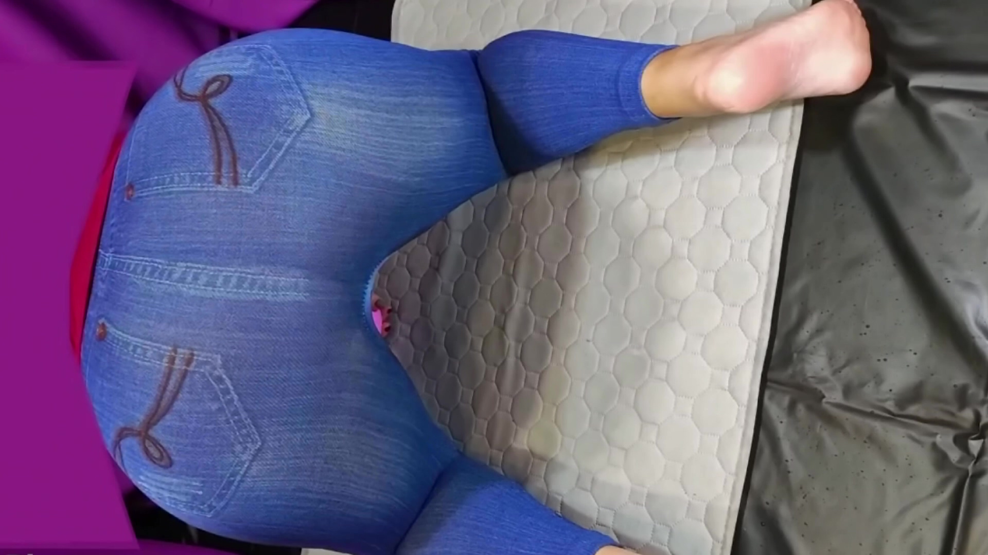 Hallo mein lieber,
in diesem Video siehst du wie ich doggystyle in schöner blauer Jeans Hose mir die Muschi mit einem Sextoy spiele und dann einfach schamlos in meine Jeans pisse! leckst du mich sauber?