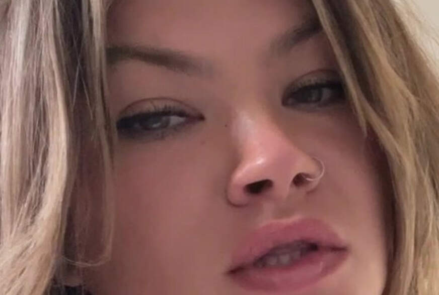 Willst du sehen wie ich b**se? von Avadeluxx