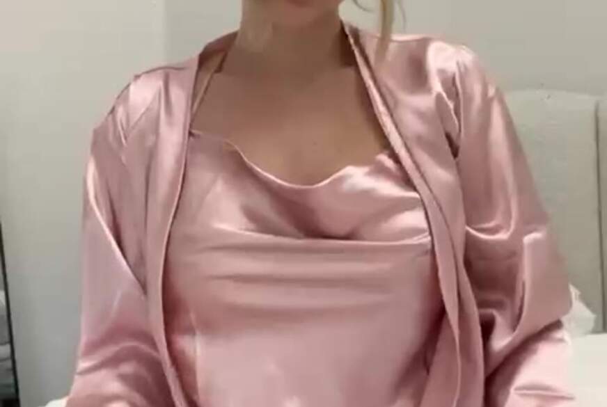 Avadeluxx: Würdest du meine Titten genau so durch knetten?