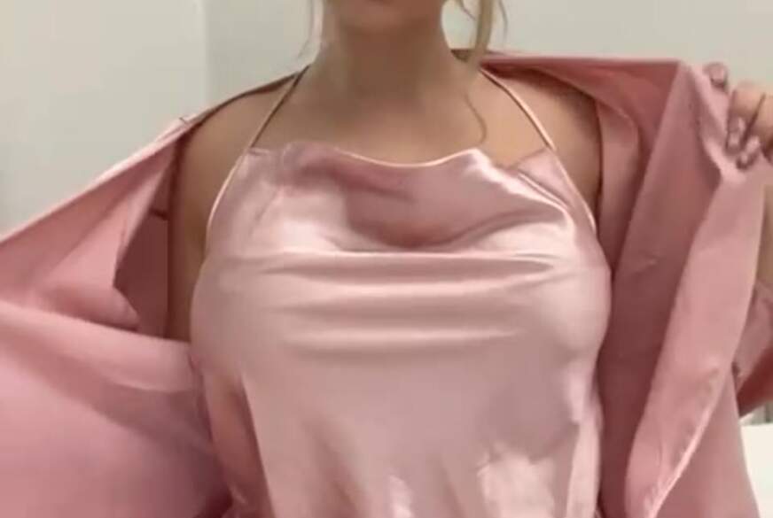 Avadeluxx: Würdest du meine Titten genau so durch knetten?