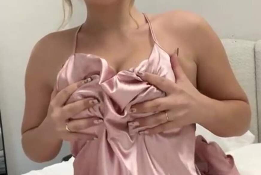 Avadeluxx: Würdest du meine Titten genau so durch knetten?