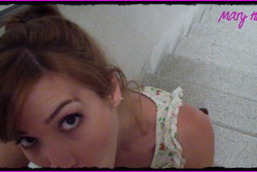 In fremdes Treppenhaus geschlichen und g******n! von MaryHaze