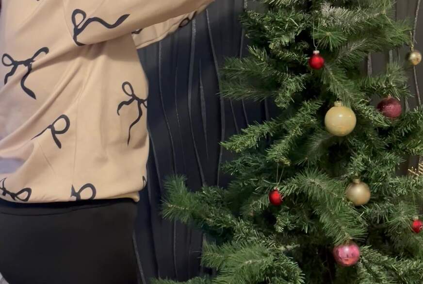 Weihnachtsbaum schmuecken mit leggins von Franny-Berlin