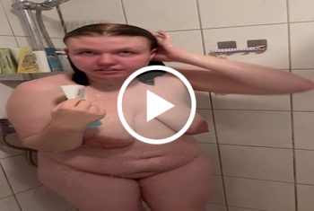 18jaehrige Berlinerin mit 85E Naturtitten beim duschen