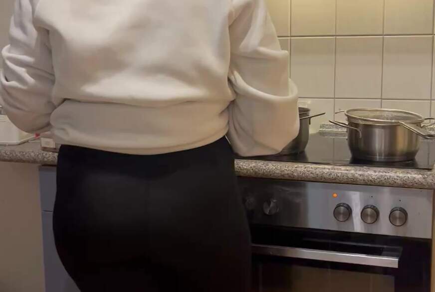 18jaehrige Berlinerin mit Leggins in der Kueche von Franny-Berlin