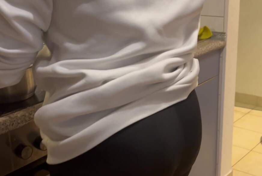 18jaehrige Berlinerin mit Leggins am kochen von Franny-Berlin