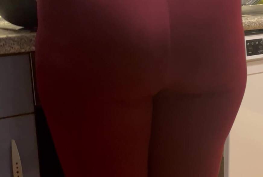 Franny-Berlin: 18 jaehrige Berlinerin mit Leggins macht gebrannte Mandeln