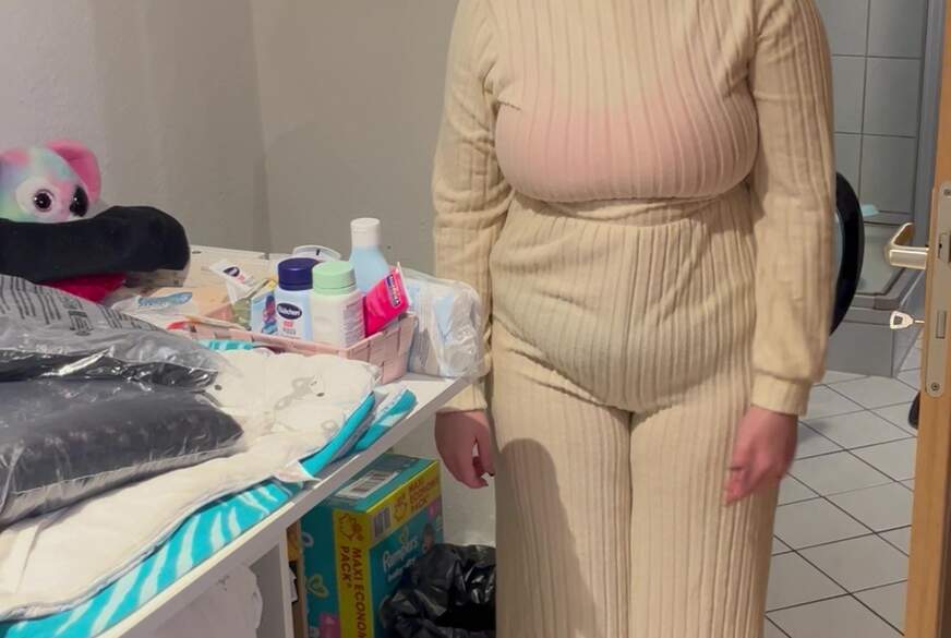 18jaehrige Berlinerin probiert ihr Kleid zu Weihnachten von Franny-Berlin pic1