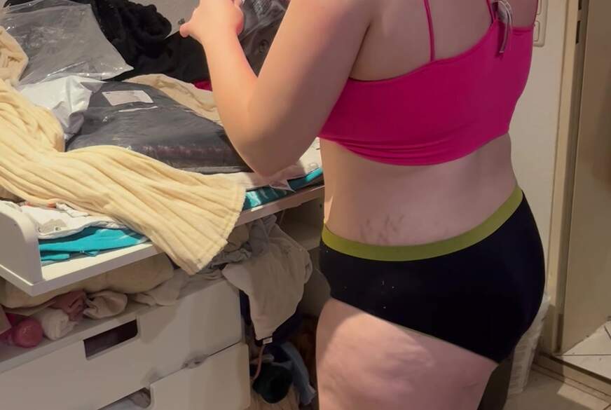 Franny-Berlin: 18jaehrige Berlinerin probiert ihr Kleid zu Weihnachten