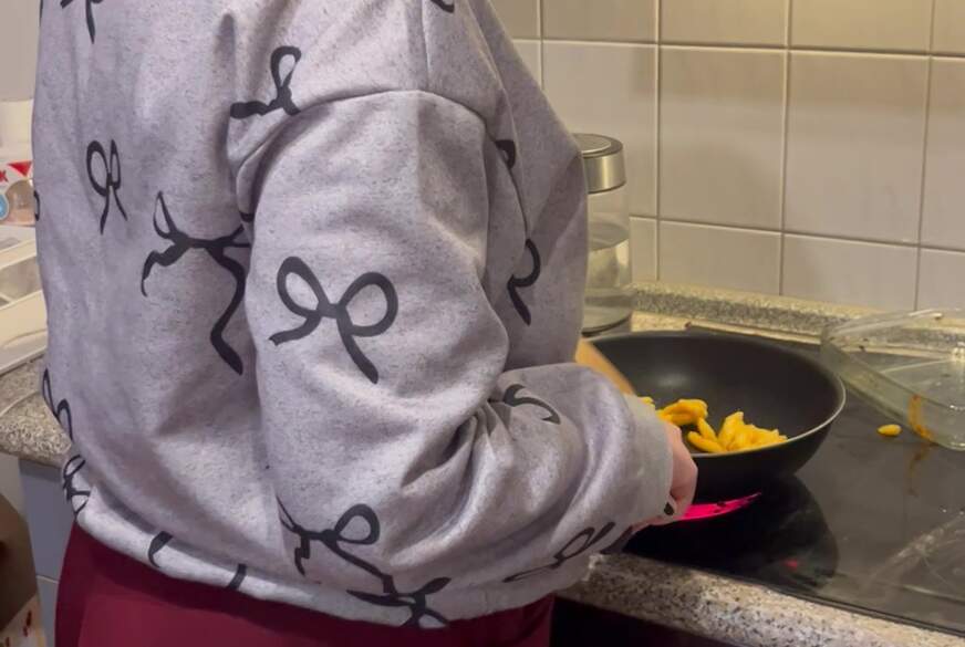 18jaehrige Berlinerin am kochen von Franny-Berlin