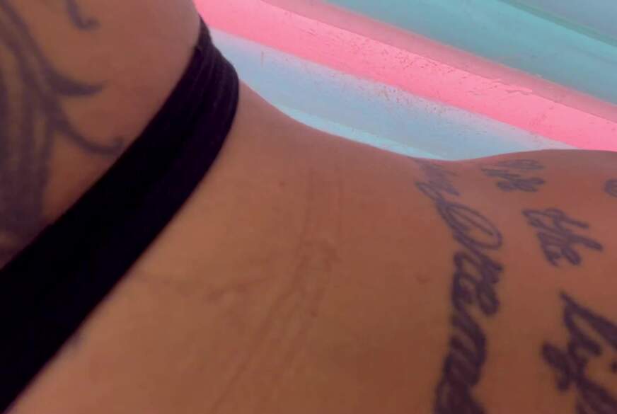 Fitinkbarby: Entspannt unter der Sonnenbank