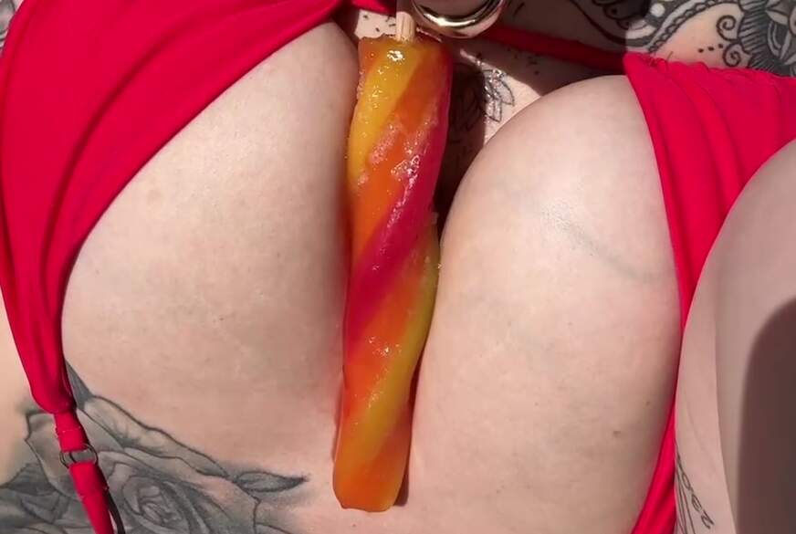 Kaltes Eis auf heißen Titten...bald tropft alles runter von AmaraSecret pic4