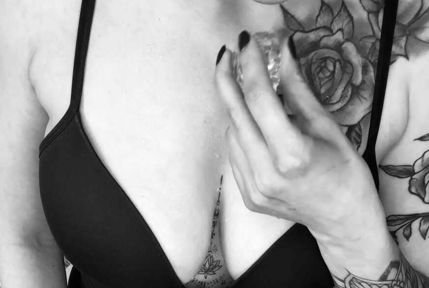 AmaraSecret: Kaltes Eis auf heißen Nippeln, meine prallen Titten zittern vor Lust