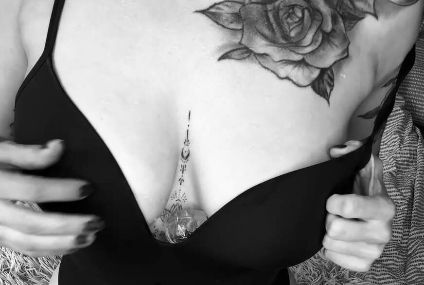 AmaraSecret: Kaltes Eis auf heißen Nippeln, meine prallen Titten zittern vor Lust