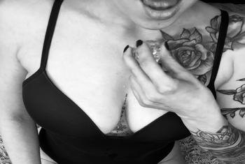 Kaltes Eis auf heißen Nippeln, meine prallen Titten zittern vor Lust