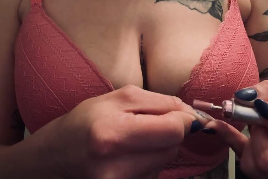 AmaraSecret: Komm ganz nah... ich trage nur einen BH und mache meine Nägel extra sinnlich für dich