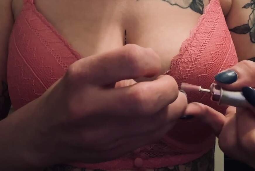 AmaraSecret: Komm ganz nah... ich trage nur einen BH und mache meine Nägel extra sinnlich für dich