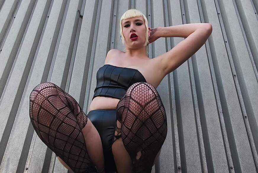 LynnTonic: geiles Leder auf verschwitzter Haut - Knie nieder und genieße meine Kurven