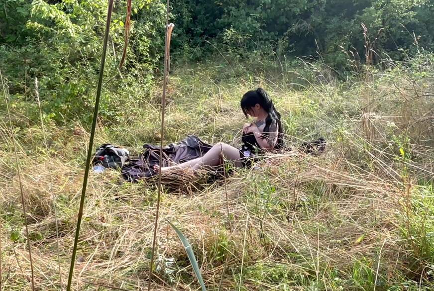 Nini-Belle: Geile P***y Massage in der freien Natur
