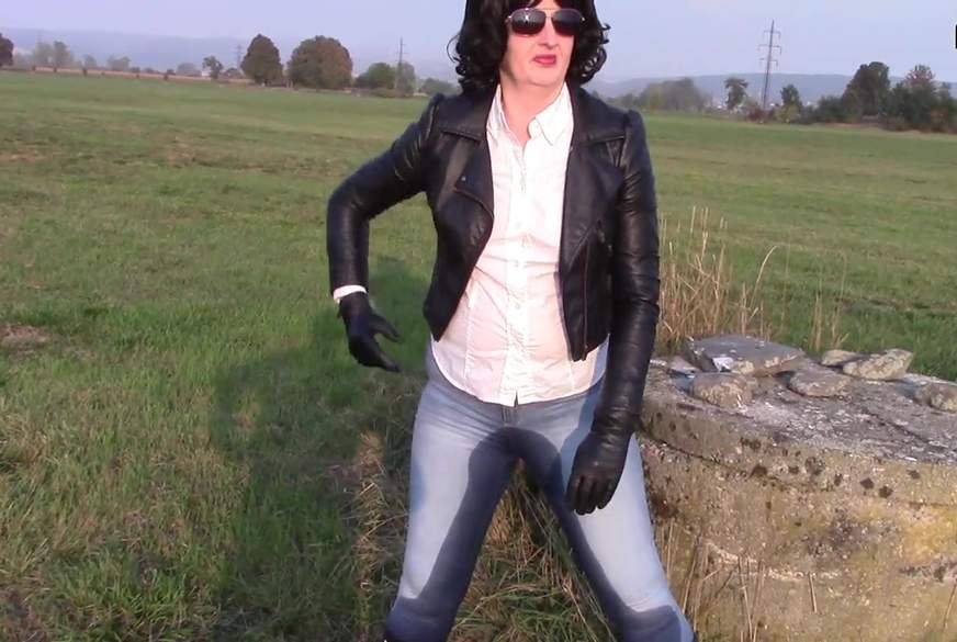 bondageangel: Jeans g*****t in Gummistiefel