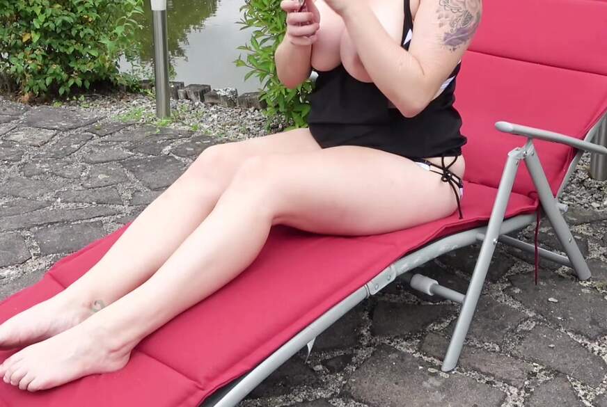 SophieShy: Auf der Liege am See vergnügt