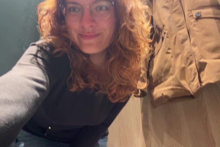 SophieShy: Öffentliches F*****n in einer Umkleidekabine