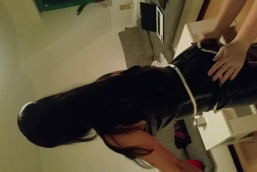 Goettin-jessy: Latexbabes Ölen sich geil ein