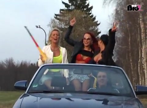...den Du unbedingt schauen musst um dir die Halbzeit bei der Fußball-WM-2016 zu versüssen! Ein Fan fährt uns zu *LeonieLasalle*...schon im Cabrio sind wir richtig cool drauf...zeigen Titten und Arsch! Bei ihr steigt dann die Fußballparty...Wir geben alles für Dich! Strap-on-Fick,Lecken, wir besorgen es uns gegenseitig bis zum Höhepunkt! Eine Hammersession die du Dir nicht entgehen lassen solltest! \