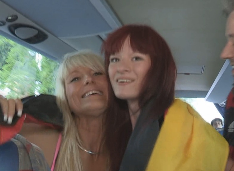 Fickend im Bus zur Fanmeile Was für eine krasse Aktion während der Fahrt... Wer weiß wer von außerhalb noch alles zugeschaut hat !? Auf dem Weg zum Public Viewing in Berlin waren schon einige Fans an Bord ... neben mir einer der schon gut einen getrunken hatte aber ziemlich geil drauf war... ja und ficken gehört ja zur EM nun auch mal dazu !!! ... also nutzte ich die Chance und riskierte einen Fick im Bus ..glaube ja nicht, dass jemand was dagegen hat, solange Deutschland noch dabei ist... meiner Freundin hats auch sichtlich gefallen !!!