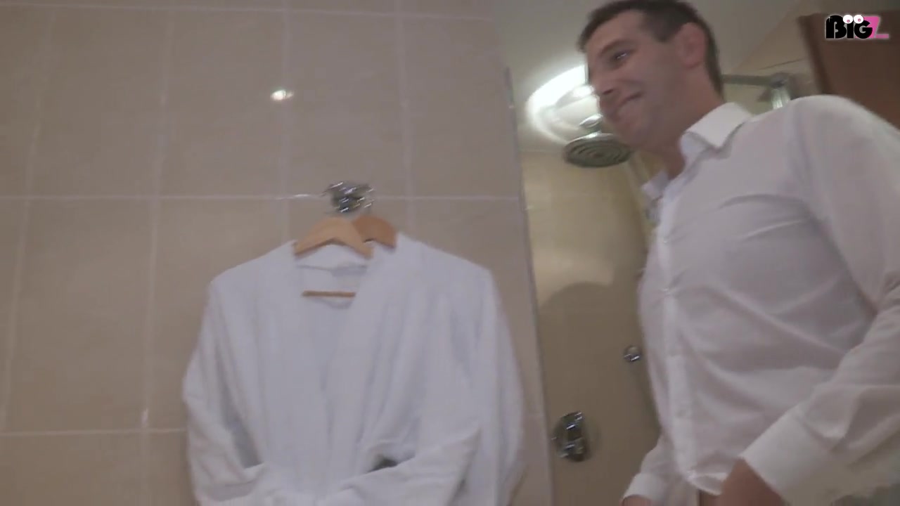 Ein Filmchen mit einer Wende die so unfassbar war... meine süße Josy wollte das 1. Mal vor jemandem pullern... aber so einfach war das nicht...also übernahm ich das und zeigte ihr wie geil ich sie vollpissen konnte... plötzlich stand ihr Kumpel in der Tür, der das gar nicht mitbekommen sollte, holte seinen fetten Schwanz vor Geilheit raus und pinkelte so fett ab, das mich das mega geil machte!!! Ich musste die Sache beenden und wollte mehr... Wie wohl Josy darauf reagiert hat? Na dann schau mal... spontaner geht nicht !!! 101% Amateur !