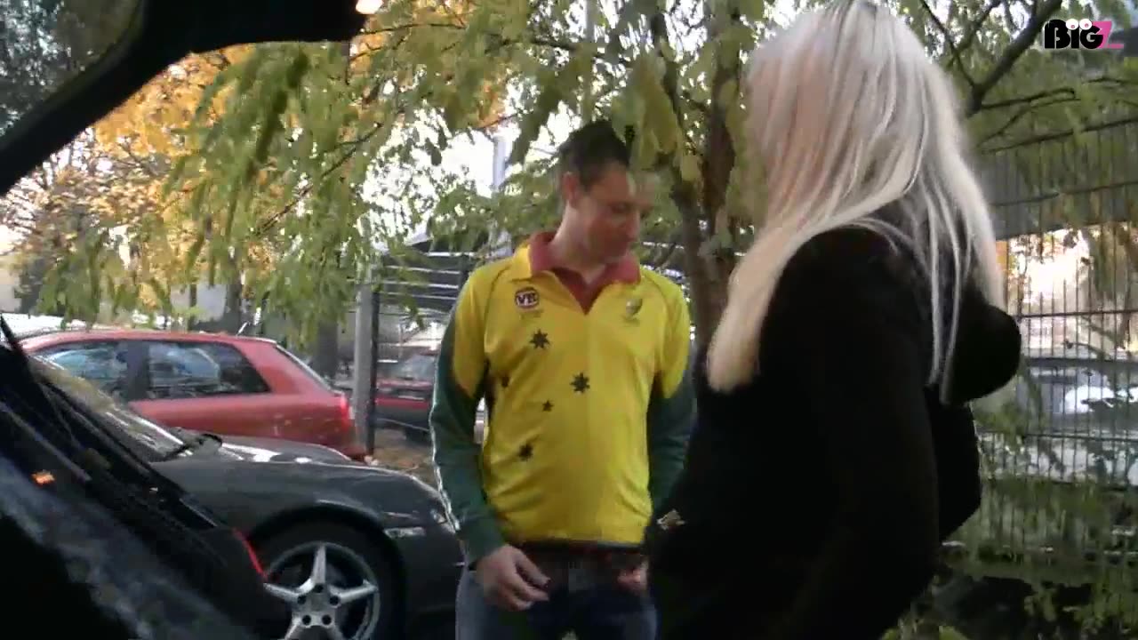 Wollte gerade los zu nem geilen Ficktreff...sexy angezogen mit haltelosen Strümpfen mit nichts drunter kommt mir doch so ein sexy Typ dazwischen und fickt mich mal eben in der Öffentlichkeit durch...spritzt mich mega voll und verschwindet wieder! Toll dachte ich...geiler Fick-Sperma in der Fresse!!! Egal...fahre gleich so eingesaut weiter zum nächsten Spermaspender...der kann mir ja seinen Saft gleich dazugeben...:-)...