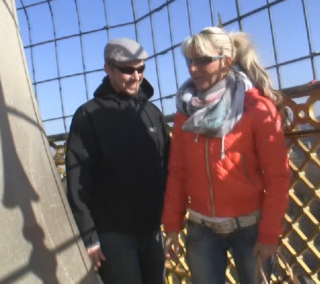 Wer kennt sie nicht ...die Straße des 17. J...?! Also hin und als erstes auf die Siegess.... ! ...die gut besucht war ! Weiter ging es unten !!! Im Park, wo mir die Leute total egal waren... und ich Sperma sehen will !!! Ich brauchte mal wieder den Kick in der Öffentlichkeit ... wer traut sich noch so geil PUBLIC zu ficken? ... Melde dich !!!