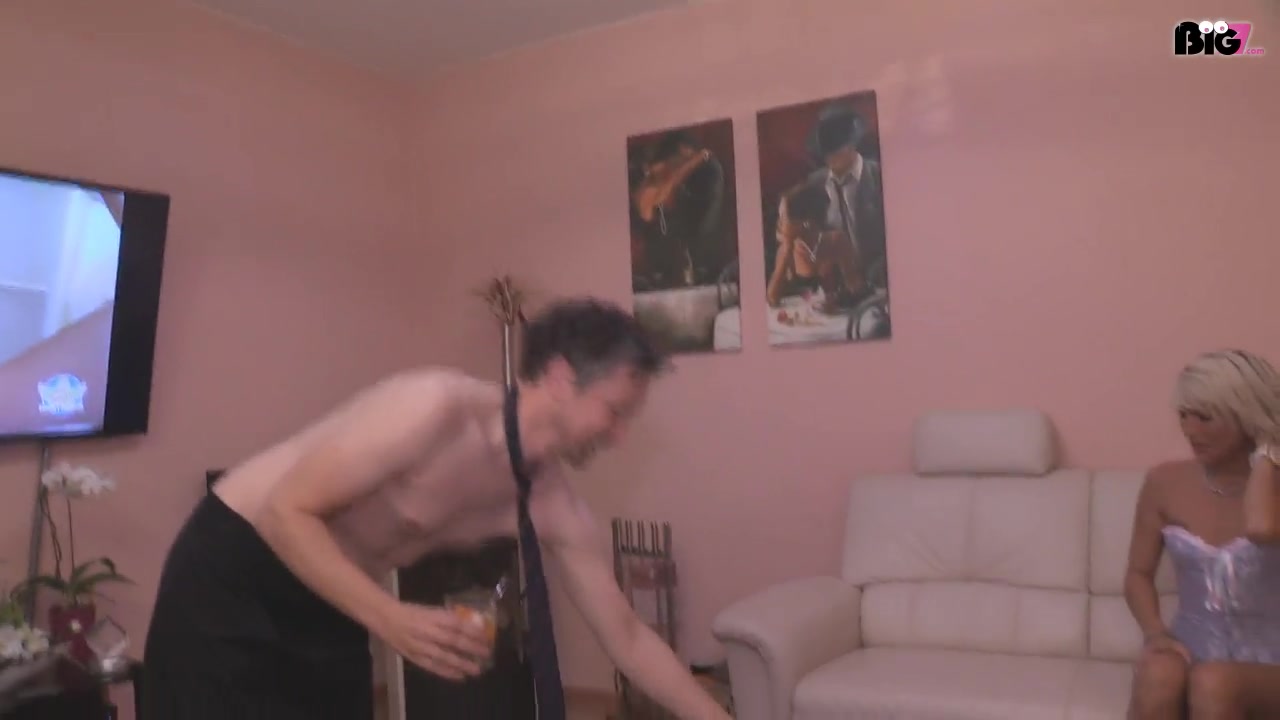 Krasser 3er mit einem mächtigen Schwanz !!! Der Typ dürfte sich wie im Paradies fühlen...Da wir 2 schon fast eine Woche auf Entzug und untervögelt waren, nehmen wir uns diesen Kerl vor und verpassen ihm den Fick seines Lebens. Alles ist dabei... Der Schwanz wird schön geblasen und die Lustlöcher dürfen dann auch noch von ihm gestopft werden ! Mal ehrlich, wer von euch hat denn noch nie von einem heißen Dreier geträumt? Dass dieser Tag einen so grandiosen Höhepunkt findet, damit hat er bestimmt nicht gerechnet. Ganz davon abgesehen, wird auch er nicht jeden Tag einen Dreier genießen dürfen.Sein Schwanz kommt in den Genuss seines geilsten Ficks überhaupt. Wieviele Orgasmen es insgesamt waren? Keine Ahnung schau es dir an und vielleicht kommst du ja zum zählen ;-)