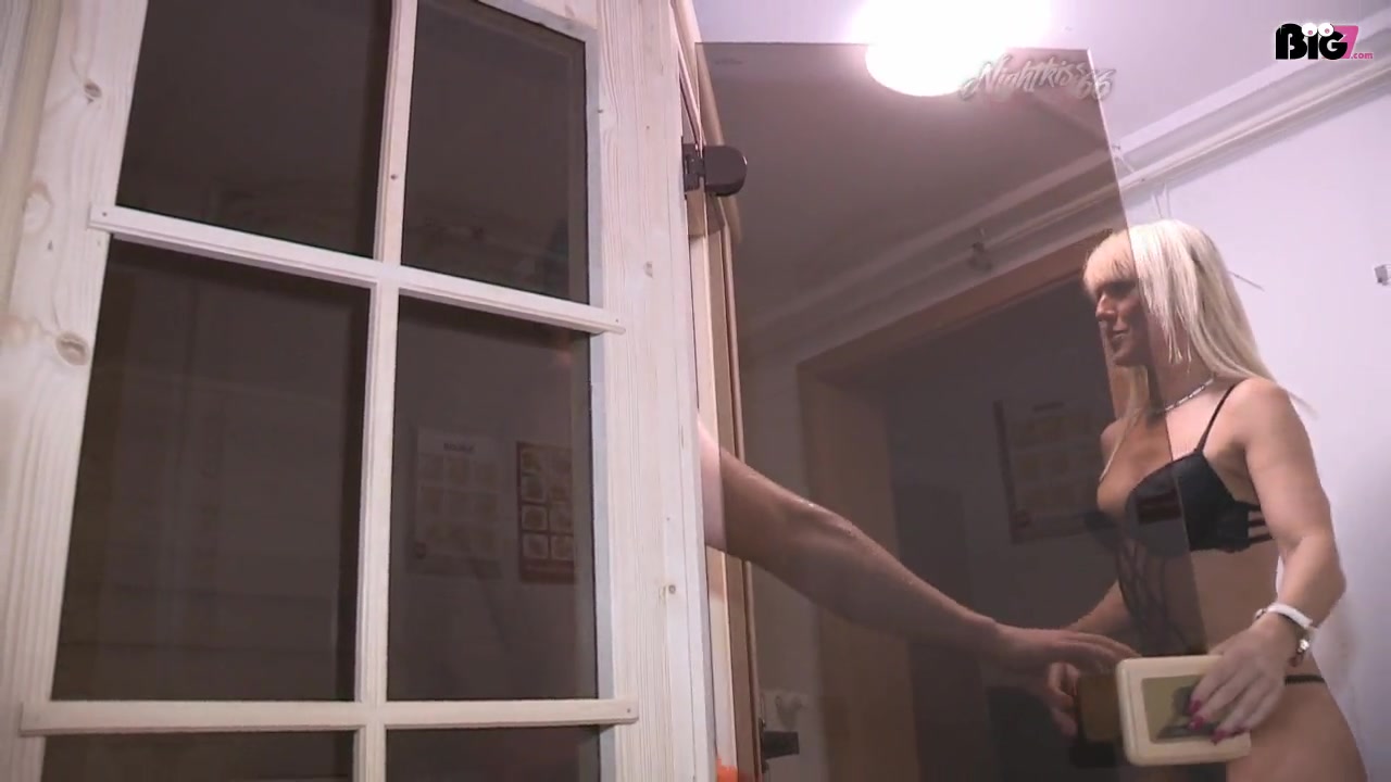 Ja nun ist es raus! Ich vertrete ab und zu ne Freundin, die eine Sauna der ganz besonderen Art betreibt. Sie bot mir mal an dort Probe zu arbeiten... natürlich kurz vor Feierabend, dass mich die Männer nicht gleich überfallen! Man war ich aufgeregt ... es war an der Zeit einen Aufguss zu machen ...da kam mir schon der erste halbnackte Mann entgegen ... man war ich nervös und geil sowieso ... um natürlich öfters die Chance zu bekommen, die geilen Männer zu bedienen, musste ich mir jetzt was besonderes einfallen lassen ... dafür gab es natürlich einen extra geilen Raum! Ich bereitete ihm einen geilen wilden und unvergesslichen Ritt der sich mehr als gelohnt hat...für ihn als auch für mich! Aufruf: bist auch du ein leidenschaftlicher Saunagänger der besonderen Art? ...dann melde dich unbedingt !!!