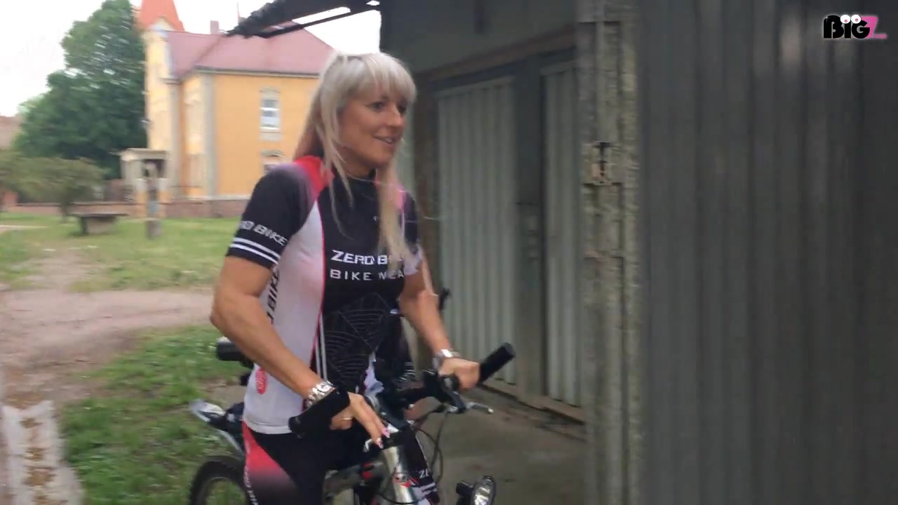 Meine süße Kim(20) war mal wieder zu Besuch. Wir dachten uns bei dem Wetter ist doch ne Fahrradtour ganz geil! Also machten wir uns auf den Weg. Wir merkten schon das uns so ein Typ ständig über den Weg fuhr und wir ihn immer wieder begegneten! Wieder zu Hause angekommen ....stand er plötzlich vor uns und laberte er wüsste nicht wo er sei. Wir wussten doch ganz genau auf was der Lustmolch hinaus wollte! Diese Chance nutzten wir natürlich, denn unsere süßen Fotzen waren schon sehr auf Sexentzug! Es kommt wirklich jeder auf seine Kosten so wie wir uns das vorgestellt hatten... mehr verrate ich jetzt nicht ! Anschauen und genießen ...