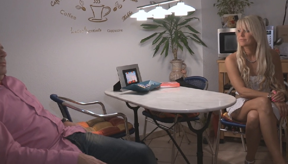 Das ich diese Gelegenheit mal ausnutze wäre mir nie im Traum eingefallen. Ich ficke mit dem Vater meiner Teenyfreundin, blase ihm sein geiles Fickrohr. Wie er es genießt wie sein fetter Schwanz aus meiner Mundfotze rein und raus gleitet... da merkte ich doch gleich, dass er darauf schon lange gewartet hat... Sein 22x6 cm Kolben füllt mich total aus bis ich meine Geilheit nicht mehr zurückhalten kann... Er lässt nicht eher locker bis er mir seine heftige Sacksahne übergibt... wie lange hat der denn schon nicht gepoppt... ich hoffe nur das dies niemals rauskommt... dann hat sich unsere Freundschaft erledigt !