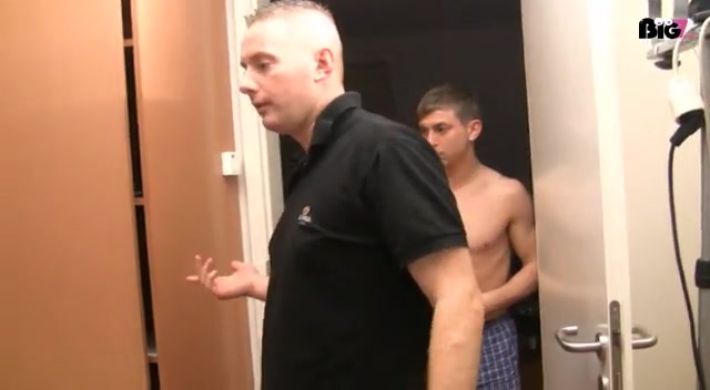 2 tolle User stopften unsere feuchten Löcher richtig geil...wir hatten schon einen langen Drehabend hinter uns aber die 2 zusammen mussten wir nochmal haben...es wird ordentlich geblasen...die Fotze gefickt und natürlich auch mein süßes enges Arschloch!!! Für User Lanzelot war es der 1. Arschfick!!!...mehr wird nicht verraten...;-) viel Spaß...!!!